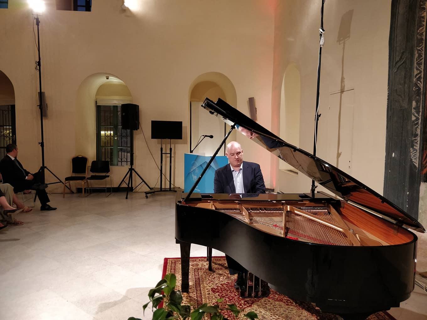 vouleftiko piano 0002