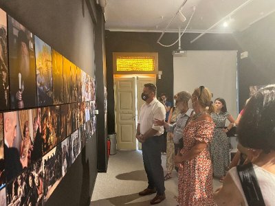 Ο Δήμαρχος Ναυπλιέων Δημήτρης Κωστούρος  εγκαινίασε την έκθεση με τα κοστούμια της ταινίας «Σμύρνη μου αγαπημένη» στο Ίδρυμα «Βασίλης Παπαντωνίου»