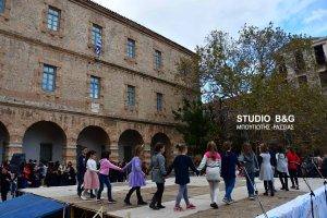 Παραδοσιακοί χοροί στην Πλατεία Συντάγματος από τους μαθητές του 4ου Δημοτικού Σχολείου Ναυπλίου