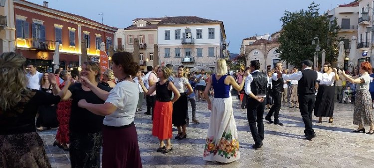 Χοροί και τραγούδια στην Πλατεία Συντάγματος [βίντεο]