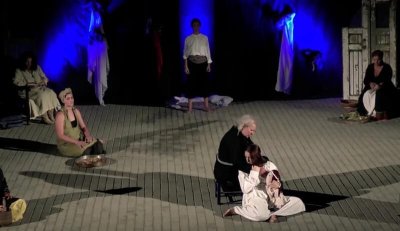 Η σκηνή προετοιμάζεται και η παράσταση αρχίζει...