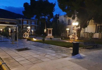 Άναμμα χριστουγεννιάτικου δέντρου στο Τολό
