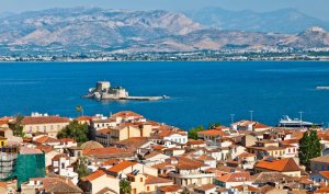Οι κυρίες μιας άλλης εποχής συνεχίζουν τον περίπατο τους...