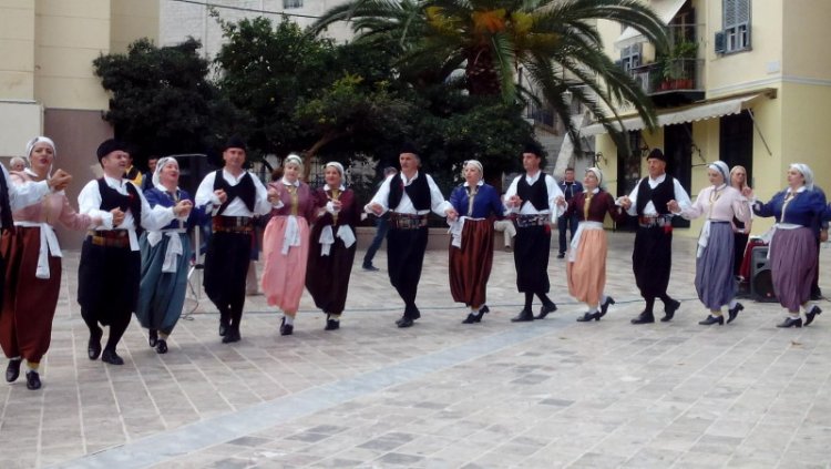 Χορός και τραγούδια με τους «ΤΡΕΙΣ &amp; ΜΙΑ» στην Πλατεία Συντάγματος
