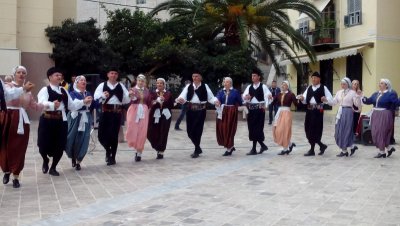 Χορός και τραγούδια με τους «ΤΡΕΙΣ &amp; ΜΙΑ» στην Πλατεία Συντάγματος